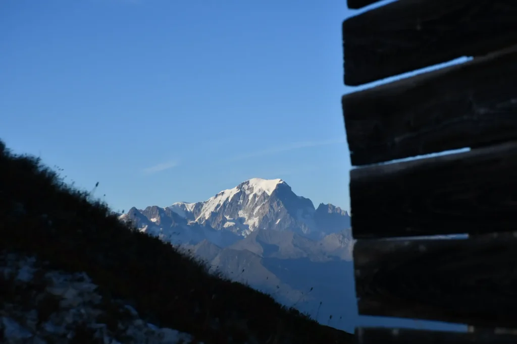 Vue sur le Mont-Blanc avec en premier plan un par avalanche