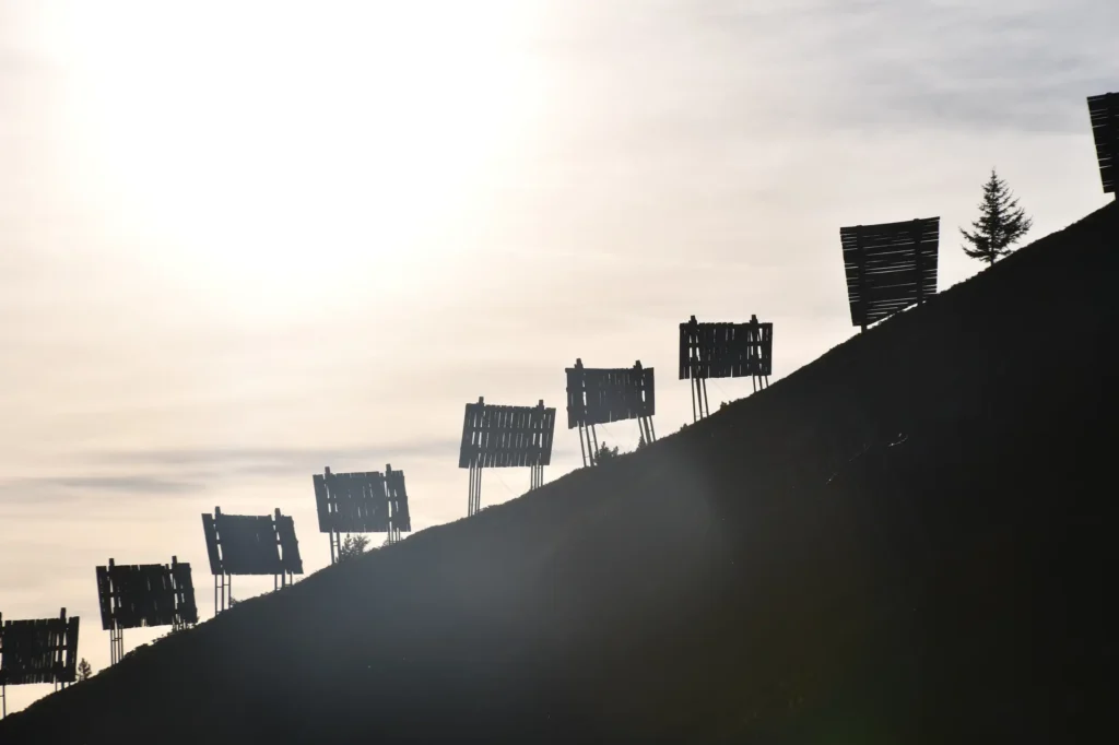 Par avalanches sur la crètes d'une montagne