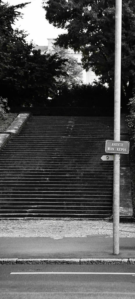 Escalier à l'entrée d'un parc avec un panneau au pied "avenue mon-repos"