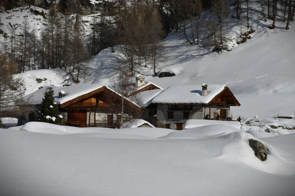 paysage de chalets enneigés au Monal