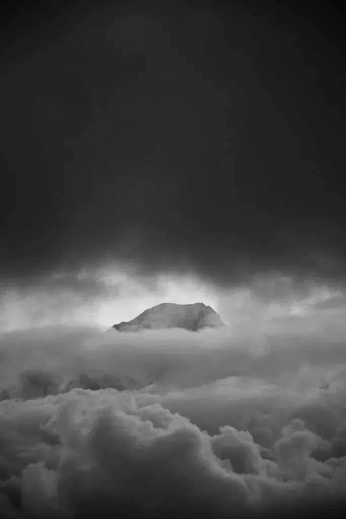 Mont-Blanc qui apparait entre deux mers de nuages