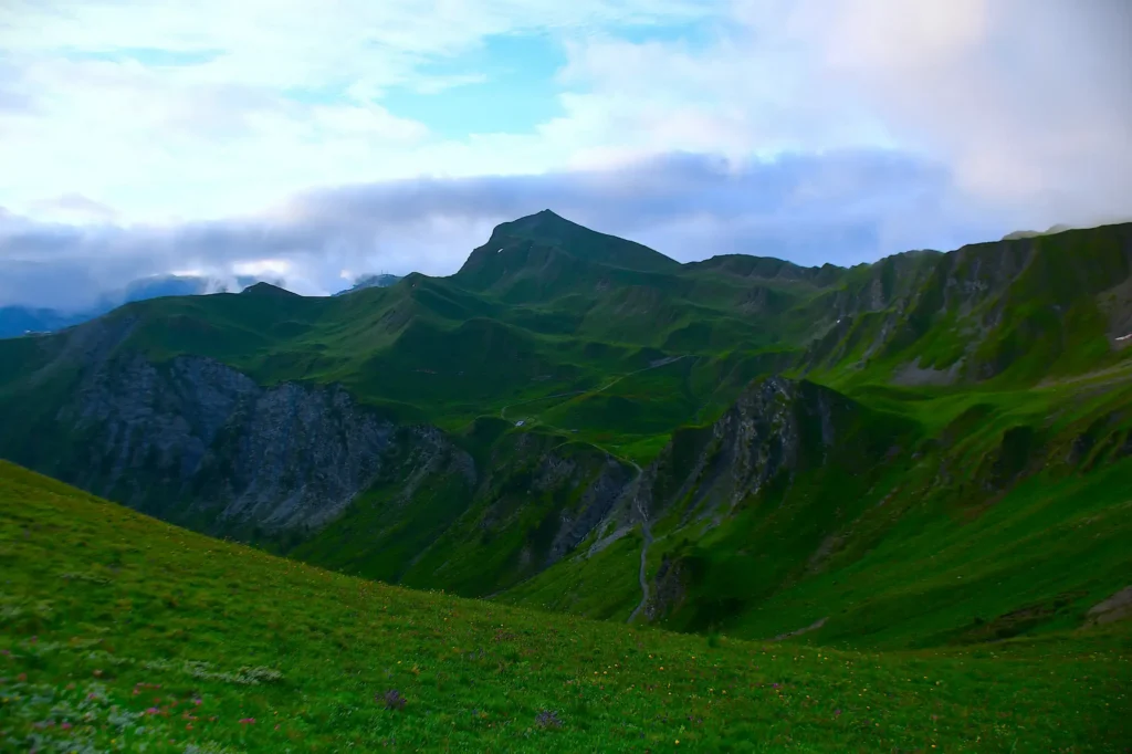 Montanges au printemps se parant de verdure
