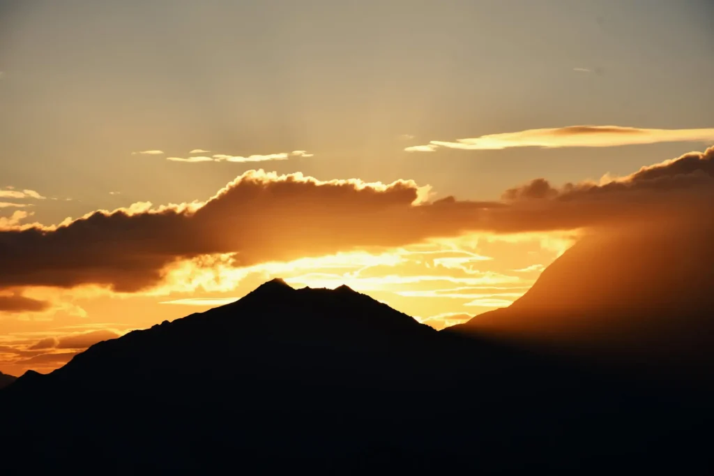 lever de soleil en montagne avec quelques nuages