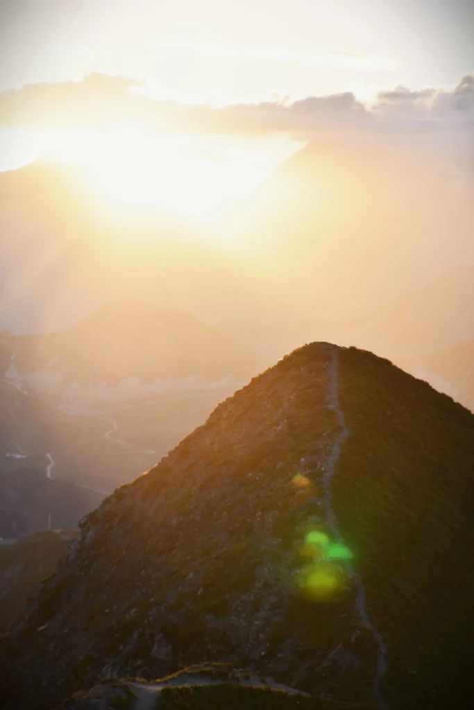 lever de soleil en montagne avec quelques nuages