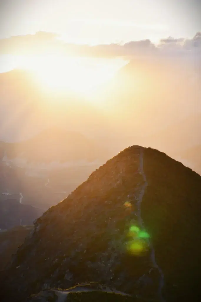 lever de soleil en montagne avec quelques nuages
