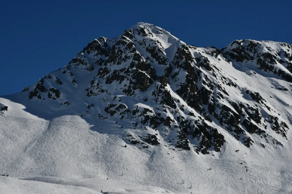 montagne enneigée avec du ciel bleu