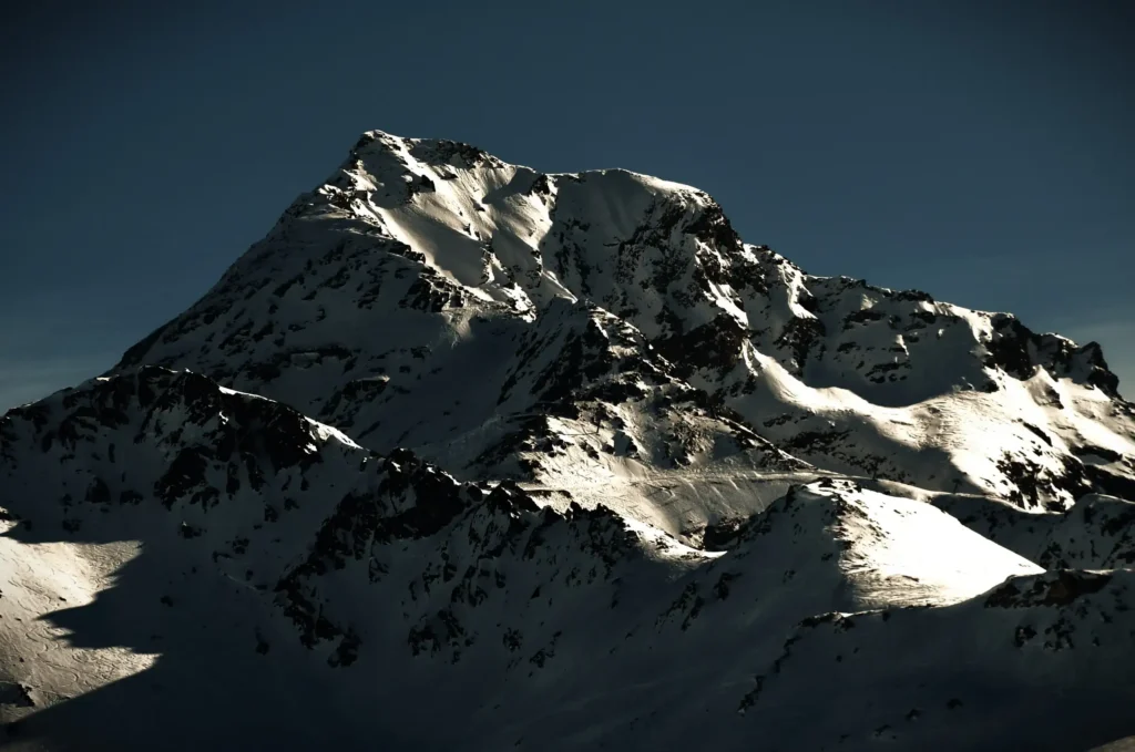 montagne enneigée avec du ciel bleu