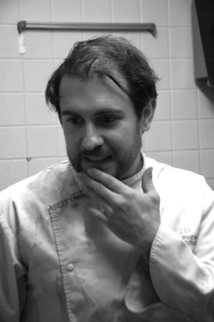 chef cuisinier en pleine réflexion