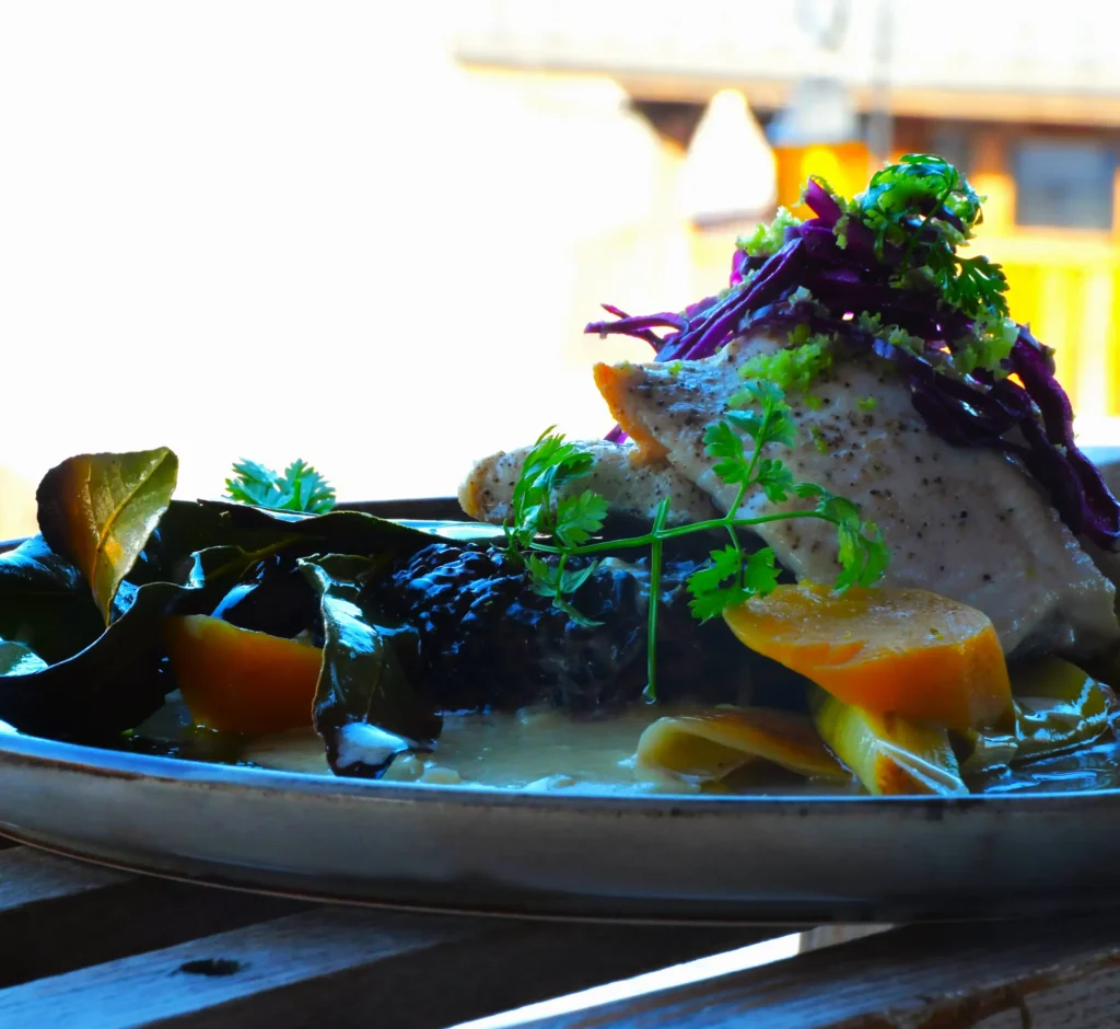 plat de restaurant : omble chevalier accompagné de son riz noir et de ses légumes