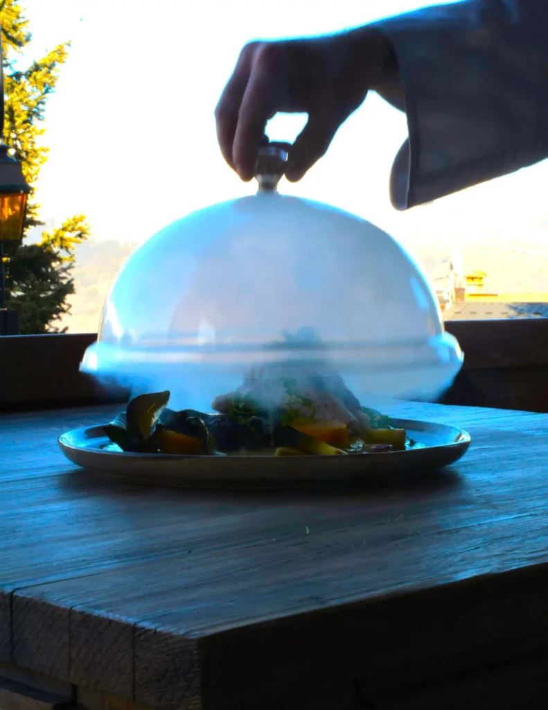 plat de restaurant : omble chevalier accompagné de son riz noir et de ses légumes