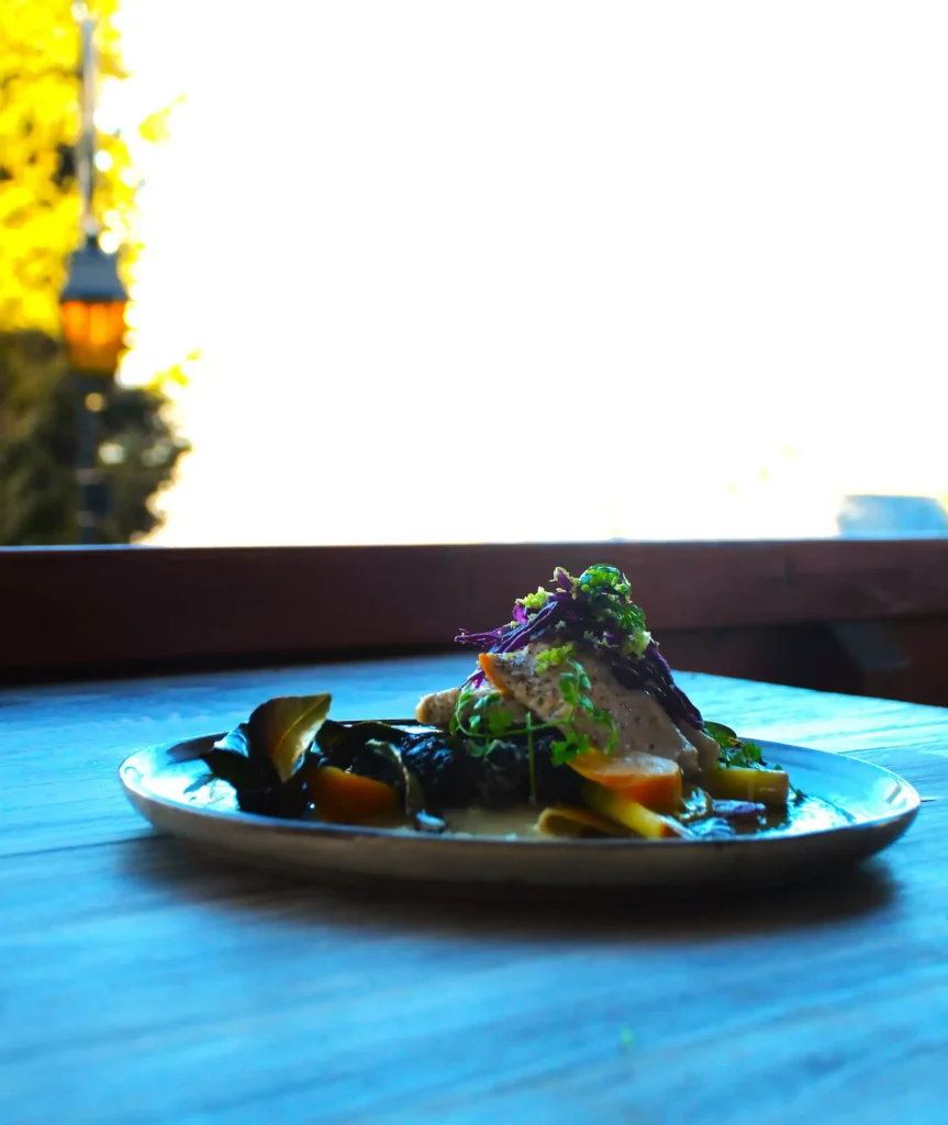 plat de restaurant : omble chevalier accompagné de son riz noir et de ses légumes