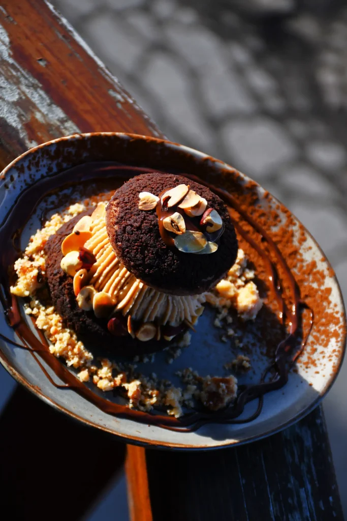 restaurant, dessert proposé d'un chou avec une glace et de la crème pralinée