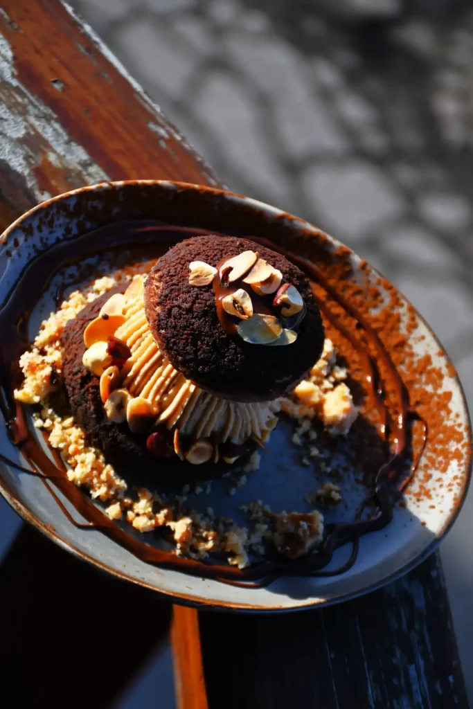 restaurant, dessert proposé d'un chou avec une glace et de la crème pralinée