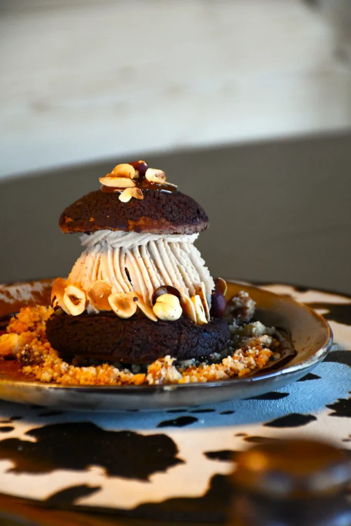 restaurant, dessert proposé d'un chou avec une glace et de la crème pralinée