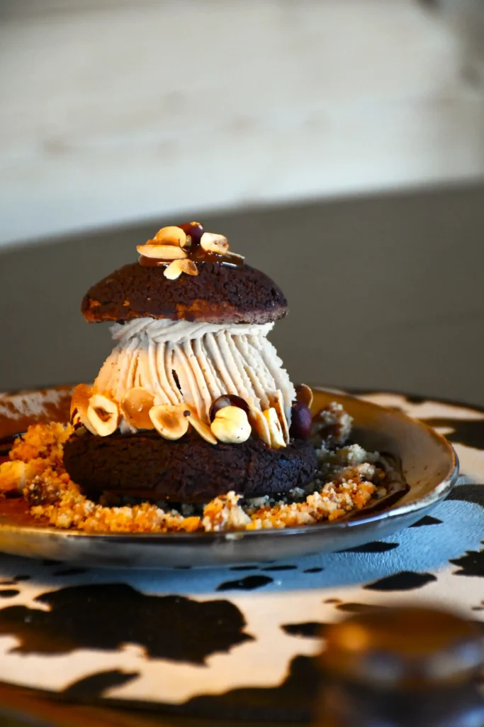 restaurant, dessert proposé d'un chou avec une glace et de la crème pralinée