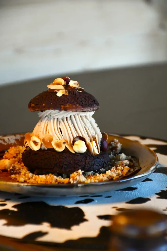 restaurant, dessert proposé d'un chou avec une glace et de la crème pralinée