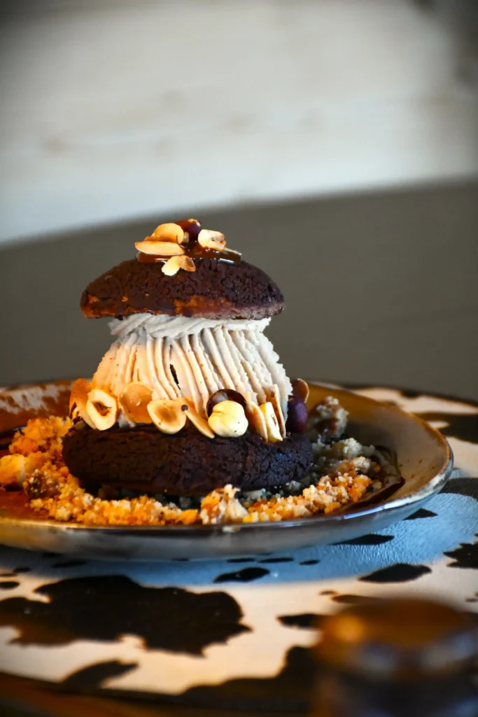 restaurant, dessert proposé d'un chou avec une glace et de la crème pralinée
