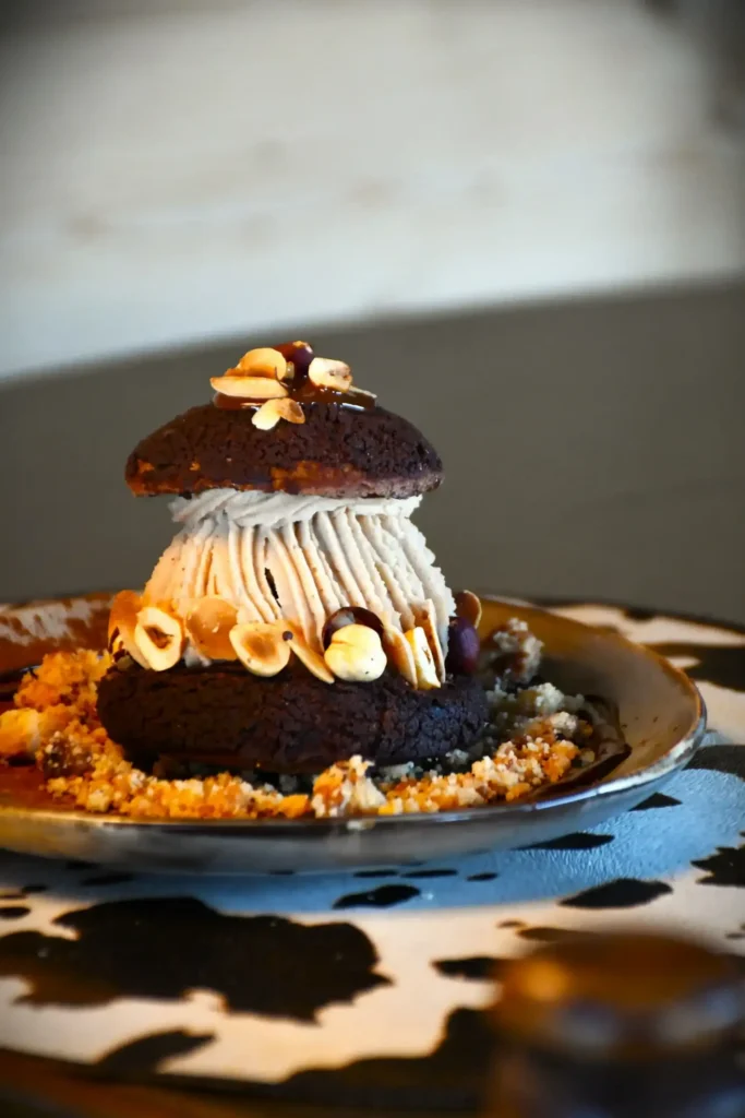 restaurant, dessert proposé d'un chou avec une glace et de la crème pralinée
