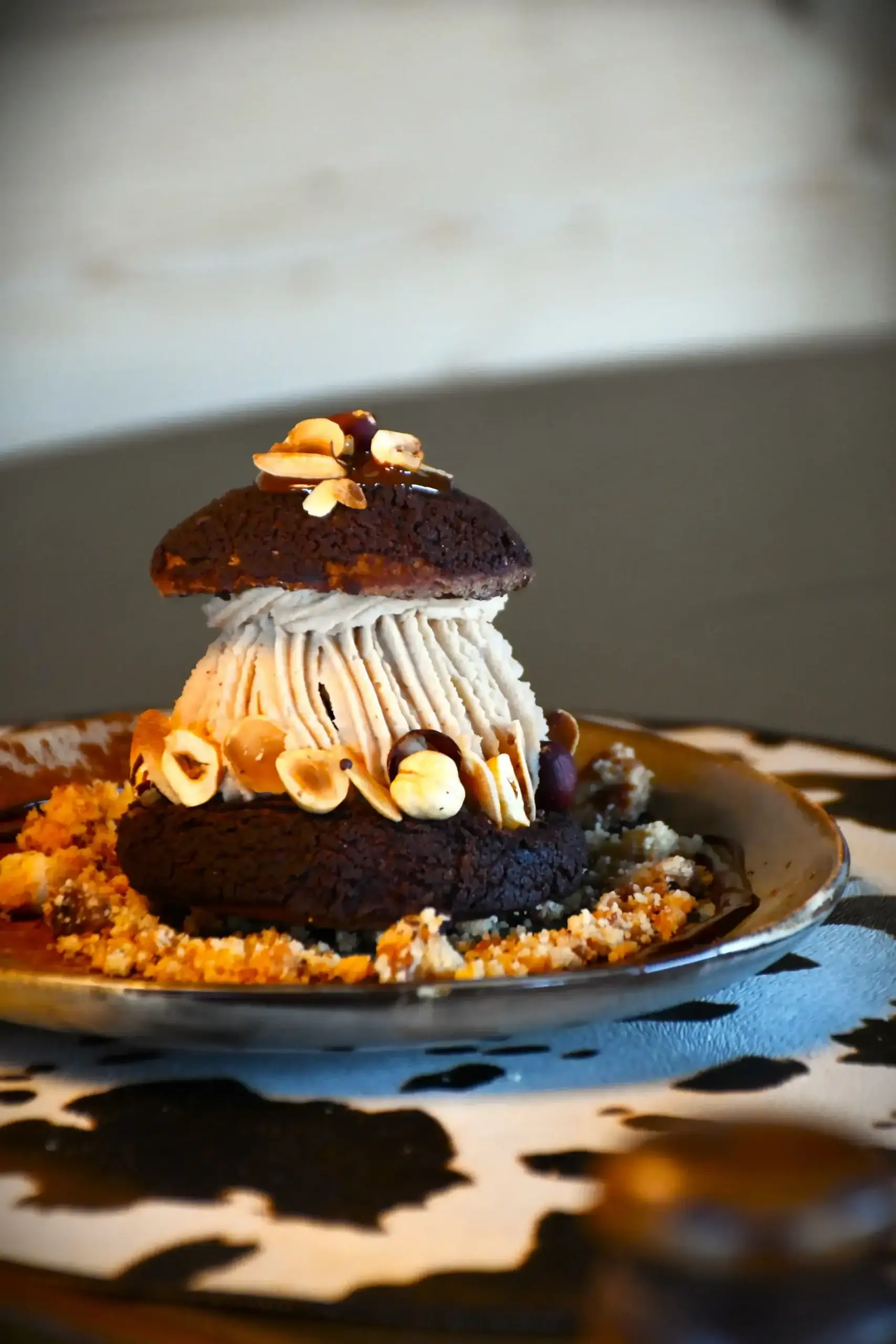restaurant, dessert proposé d'un chou avec une glace et de la crème pralinée
