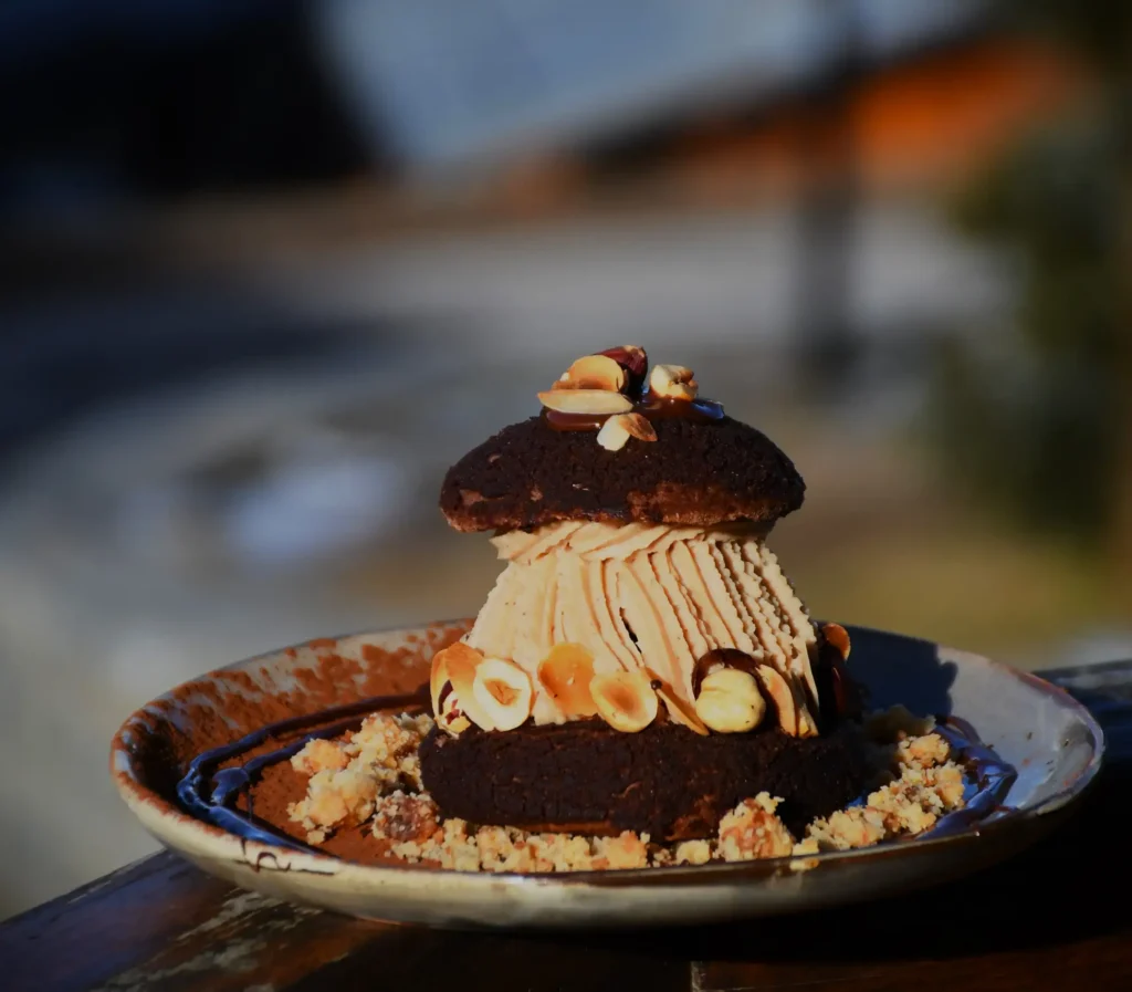 restaurant, dessert proposé d'un chou avec une glace et de la crème pralinée
