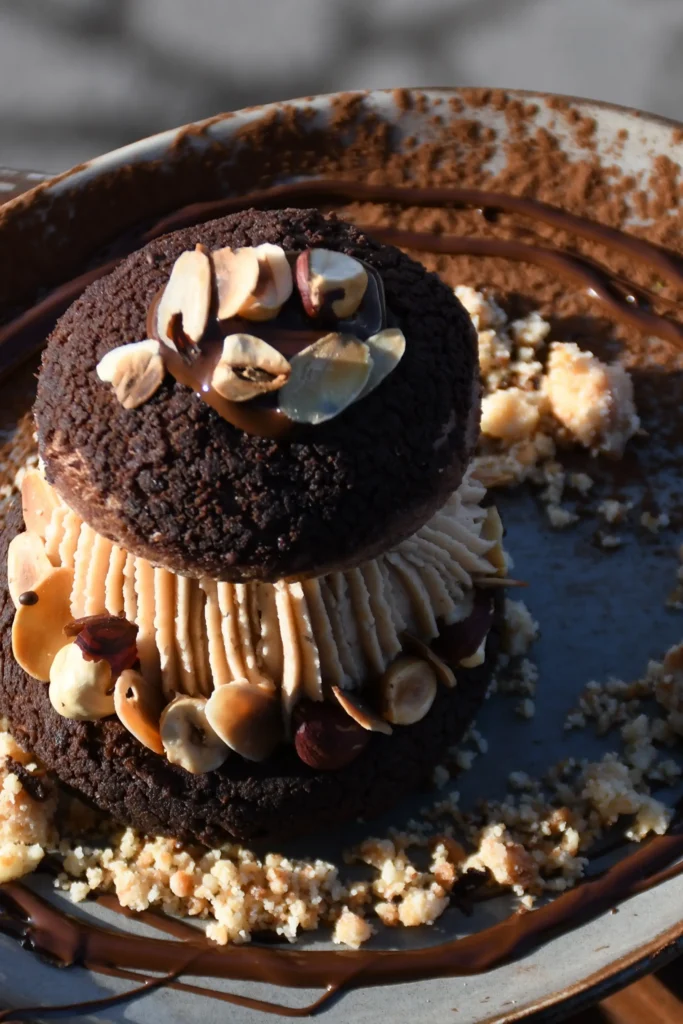 restaurant, dessert proposé d'un chou avec une glace et de la crème pralinée