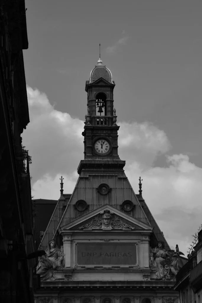 Clocher au sommet d'un bâtiment dans Paris