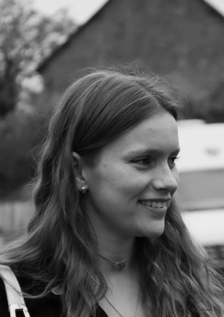 Portait d'une jeune fille souriante lors d'un mariage