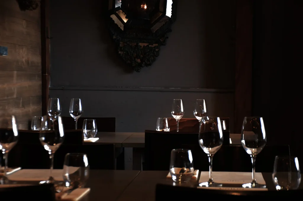 salle d'un restaurant dressée