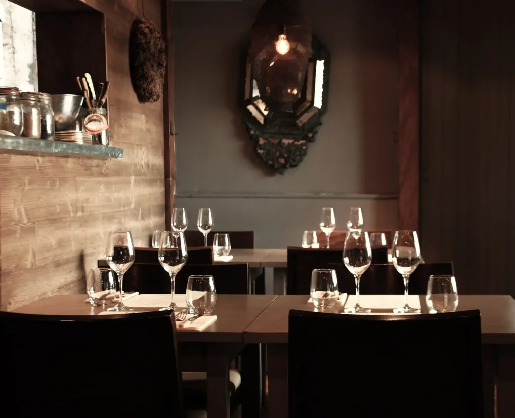 salle d'un restaurant dressée