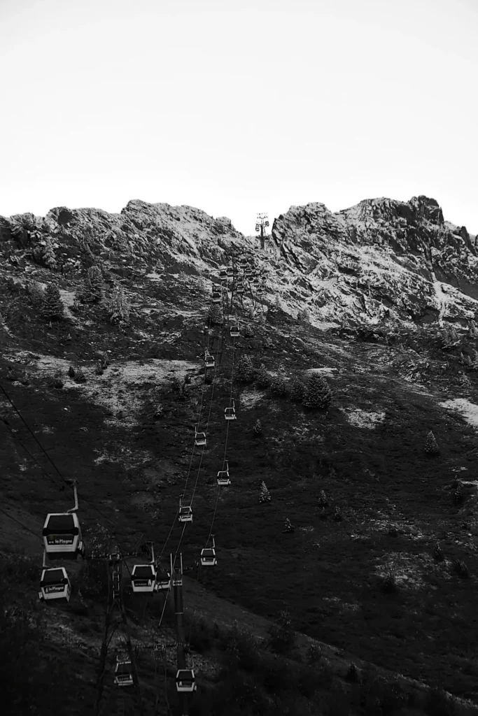 Remontées mécaniques à l'arrêt avec le sommet des montagnes enneigées