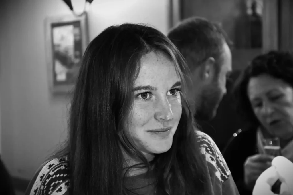 Jeune femme souriante