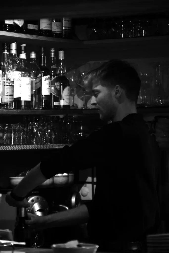 sommelier en action derrière son bar