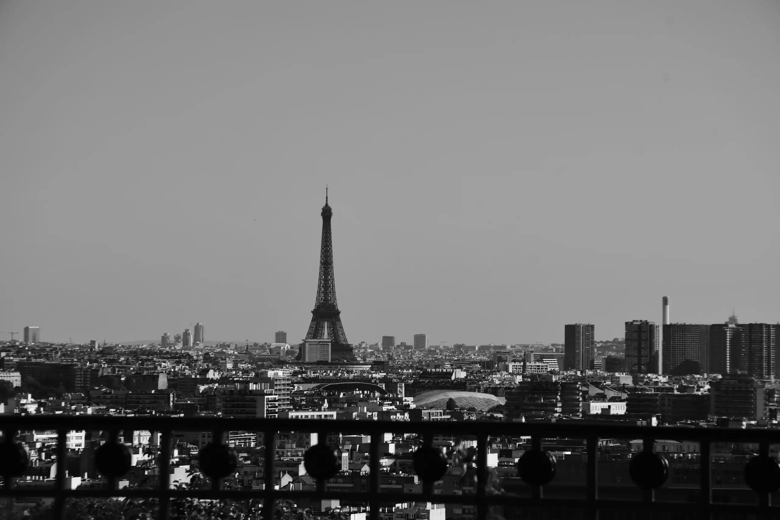 Tour Eiffel au centre de la photo