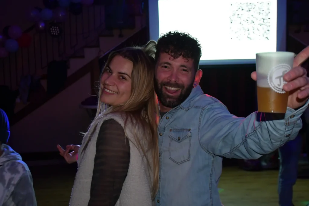 Deux personnes lors d'une soirée