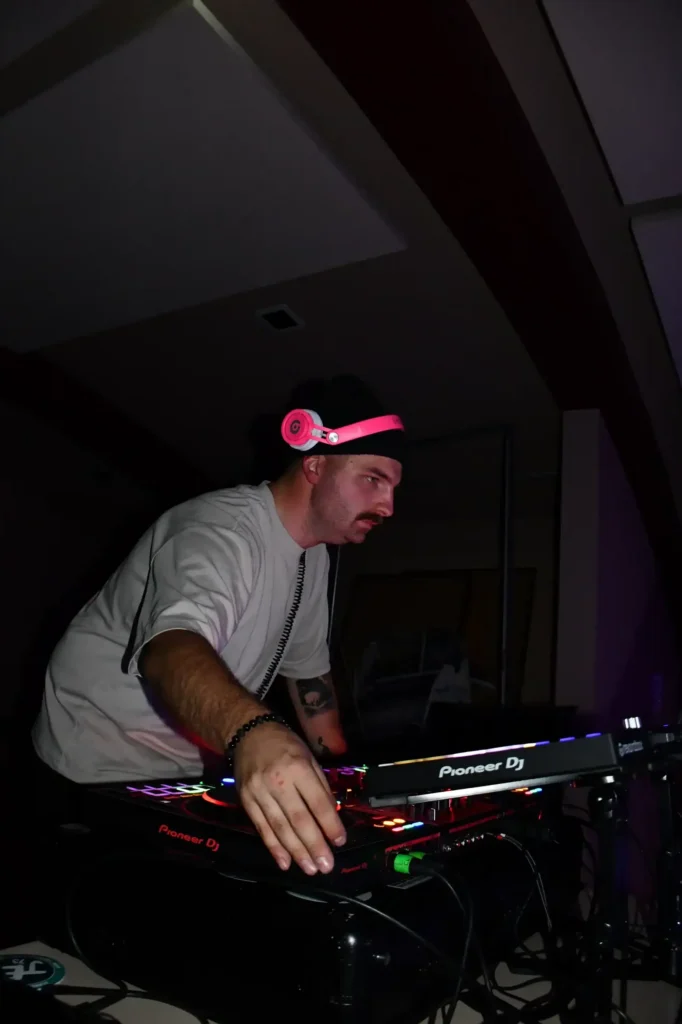 DJ SB aux platines