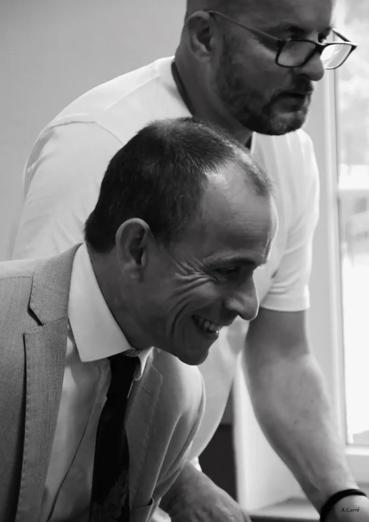 Un homme heureux lors d'un mariage