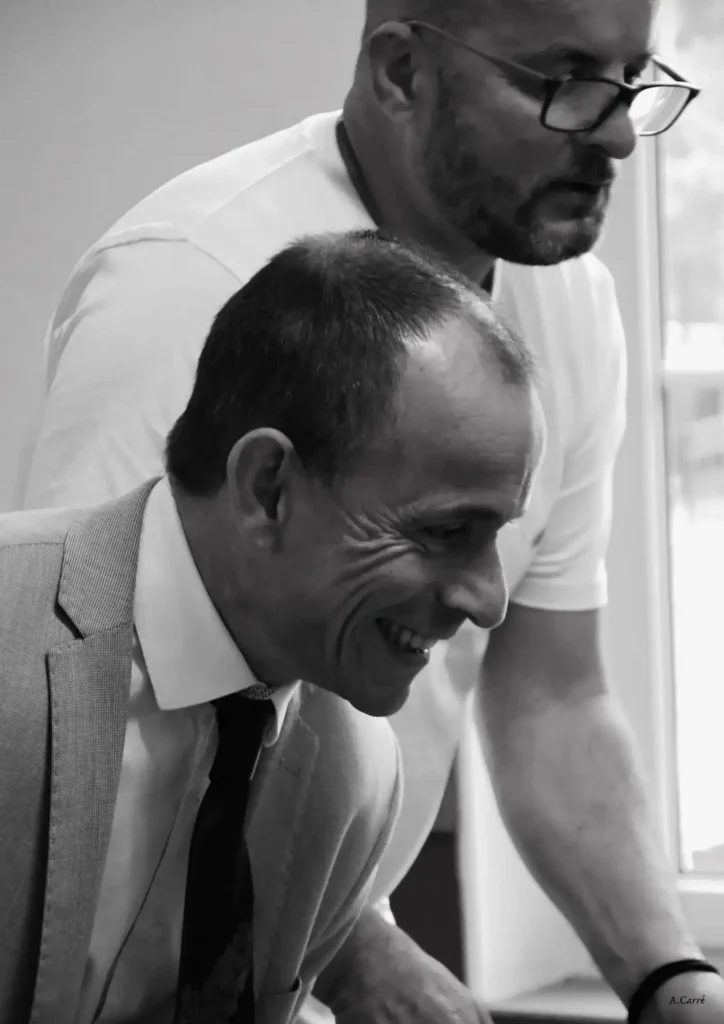 Un homme heureux lors d'un mariage