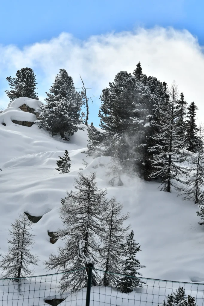 Montagne enneigée avec mini tornade
