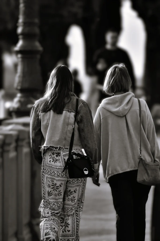 photo de deux personnes de dos se baladant sur l'avenue des Pyrénées à Pau