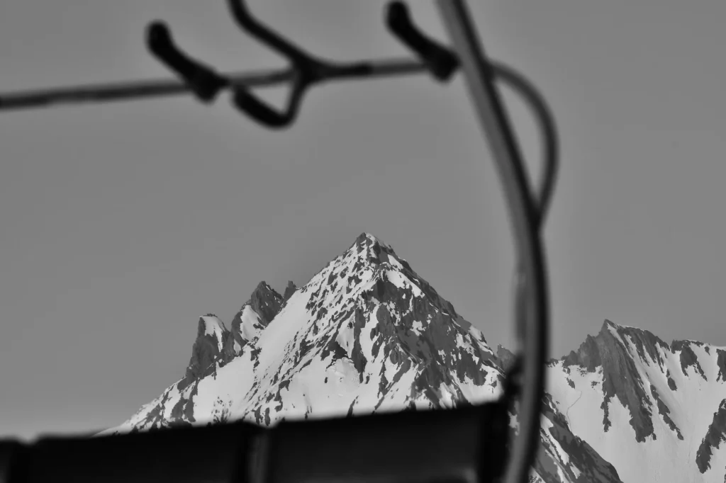 photo d'un sommet dans les Alpes en Tarentaise encadrée par un télésiège